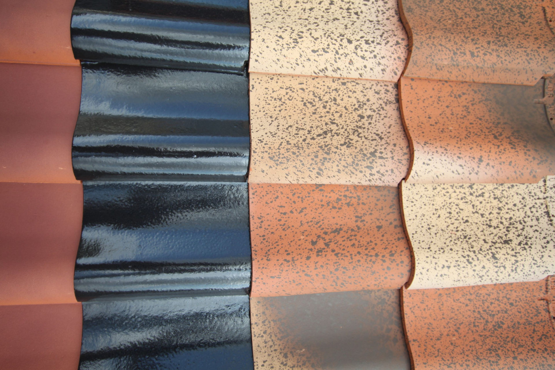 Gros plan sur les tuiles et un revêtement d'étanchéité.