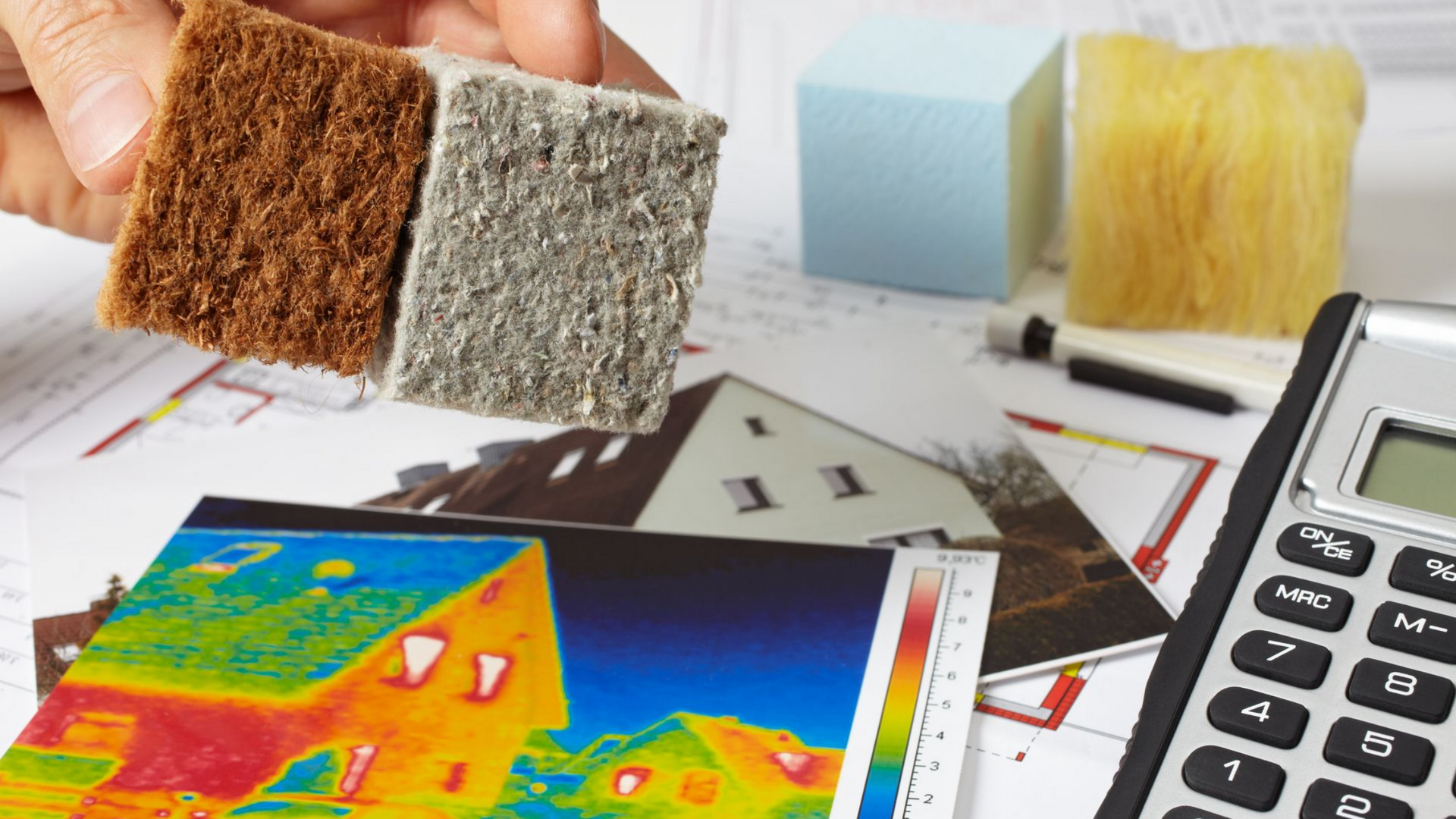 Gros plan sur les isolants et la photo thermique d'une maison.