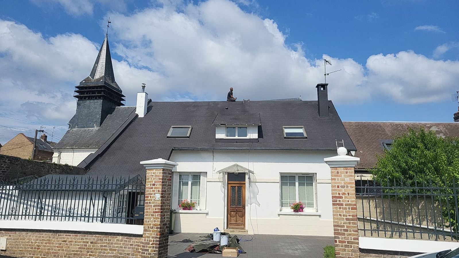 Maison avec la toiture en ardoise après travaux.