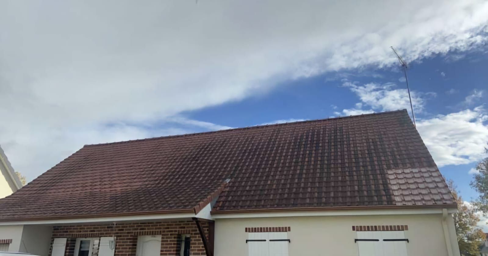 Toiture en tuiles avant le nettoyage.