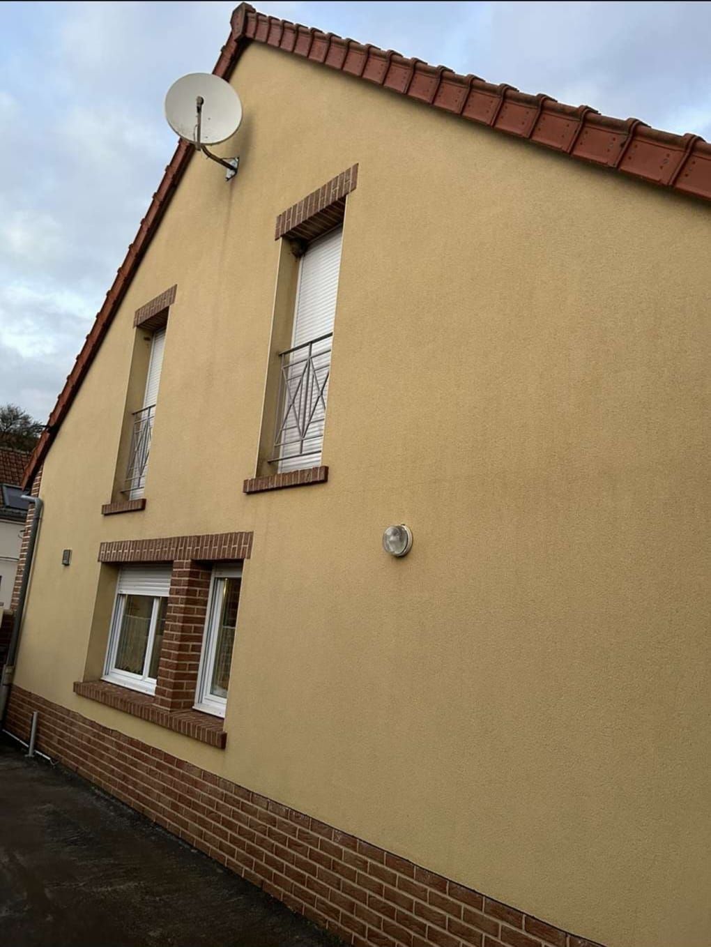 Façade d'une maison après le ravalement.