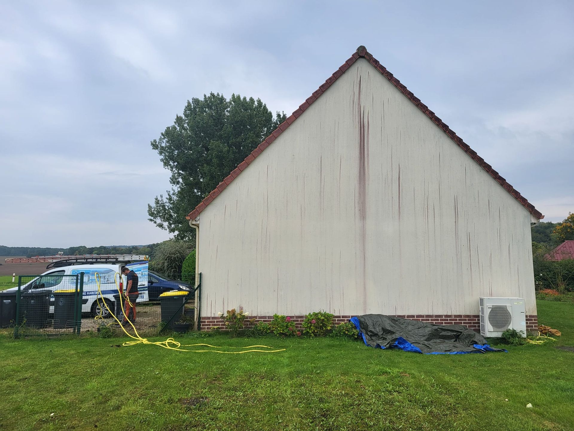 Mur extérieur d'une maison après le nettoyage.