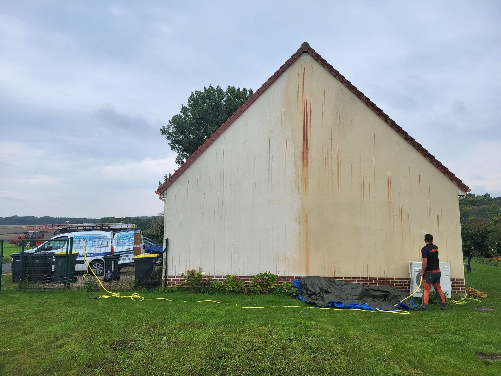 Mur extérieur d'une maison avant le nettoyage.