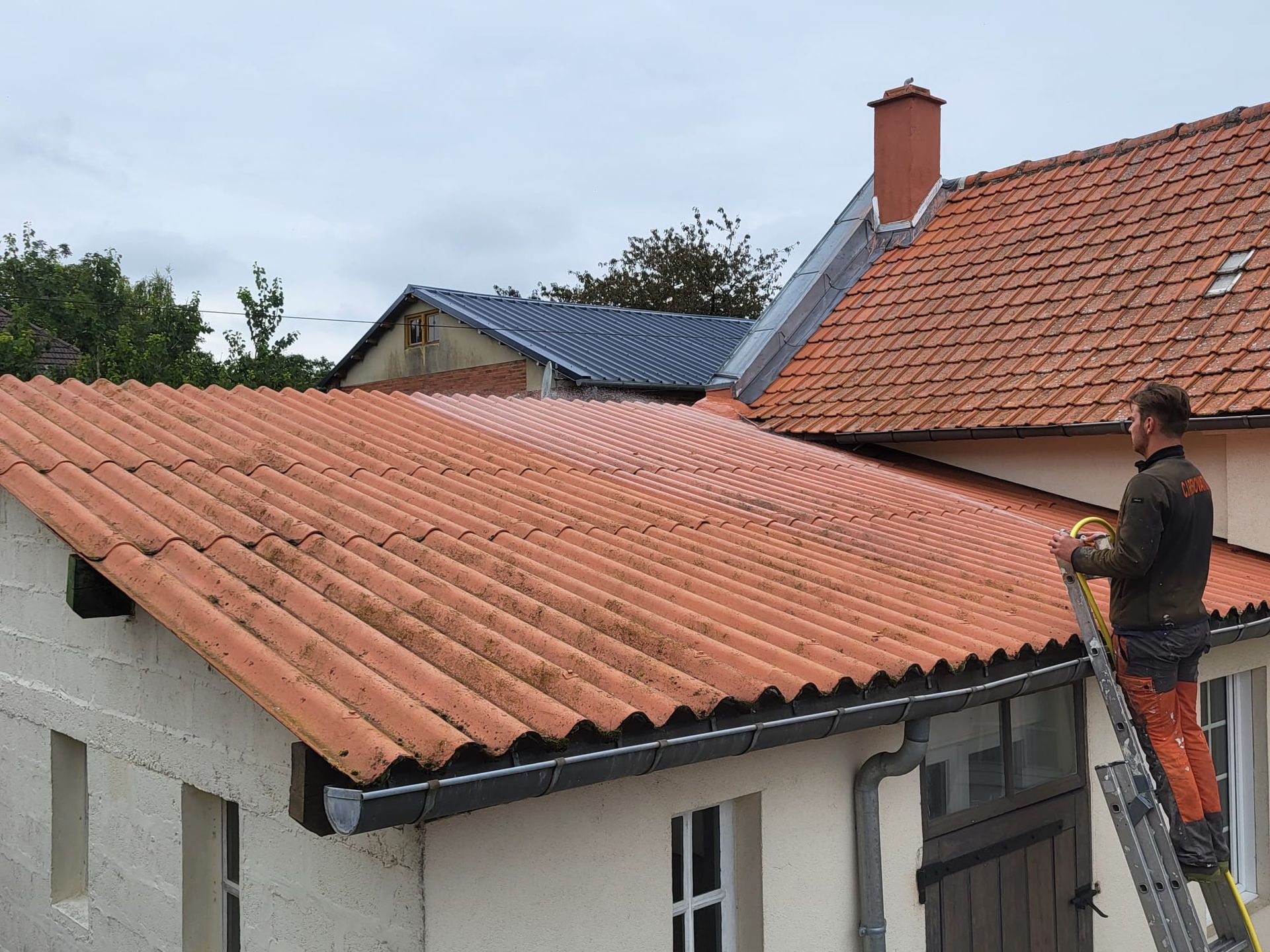 Vue sur le toit en tuiles d'une maison individuelle.