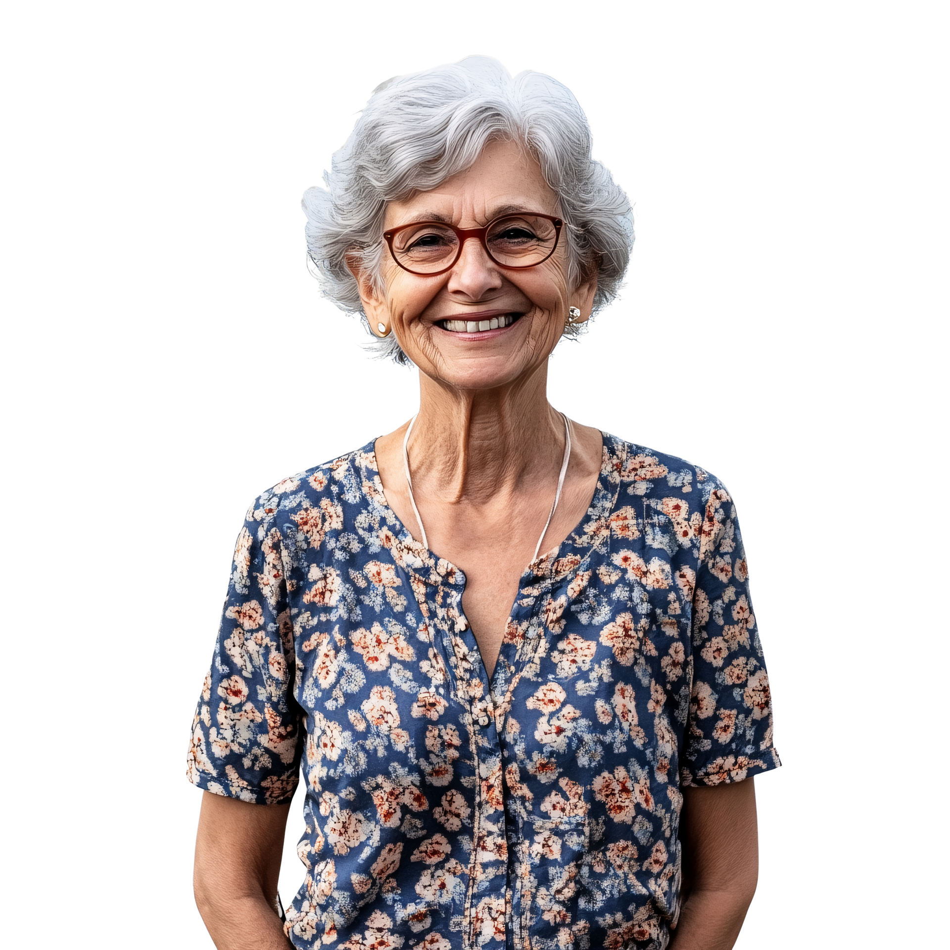 Femme souriante aux cheveux gris et portant des lunettes, vêtue d'un chemisier bleu à fleurs, sur fond blanc.