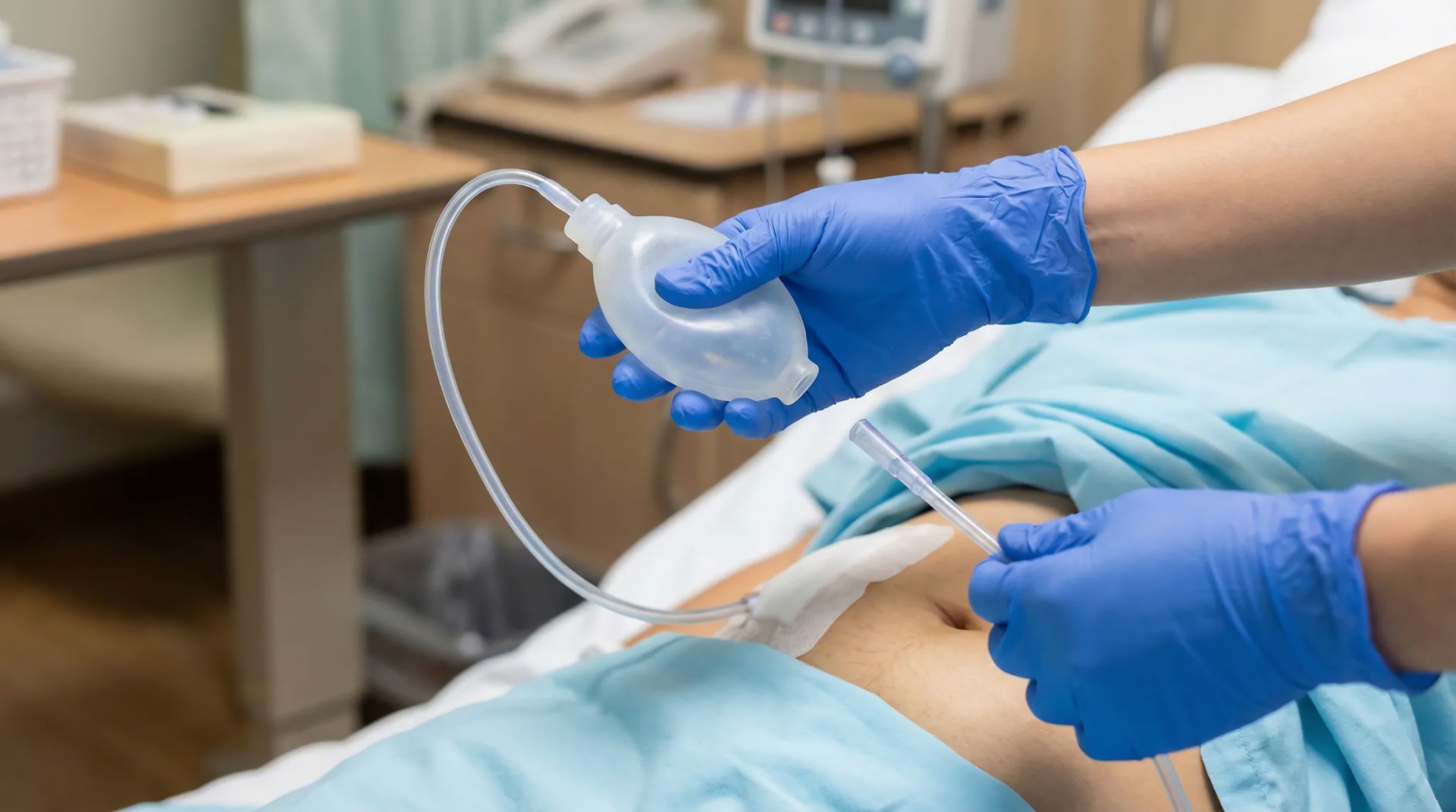 Un clinicien ganté manipule un appareil médical portatif au-dessus d'un patient allongé sur un lit d'hôpital