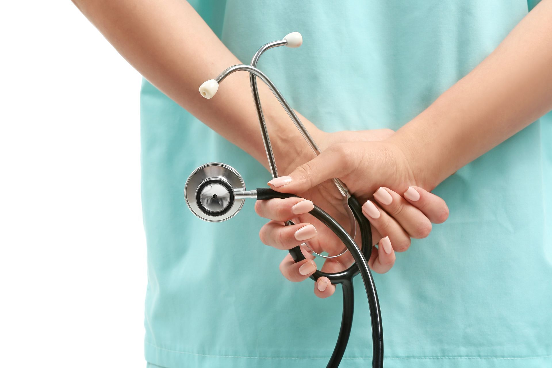 Des mains tenant un stéthoscope contre une blouse médicale turquoise