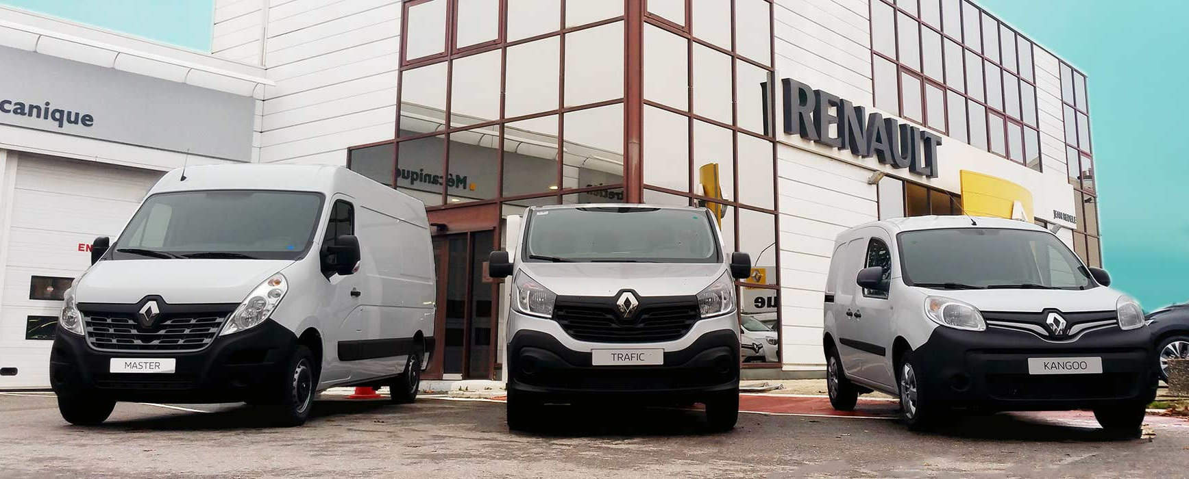 3 Utilitaires Renault devant un office de concessionnaire .