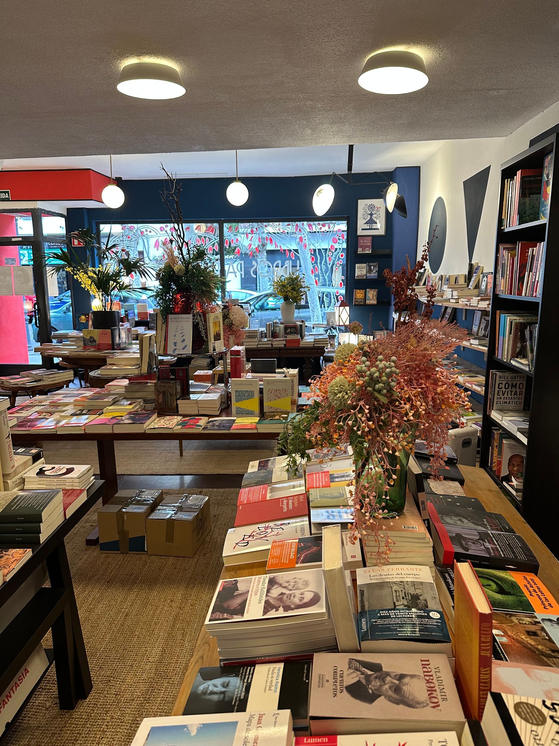 Una librería llena de libros y flores.