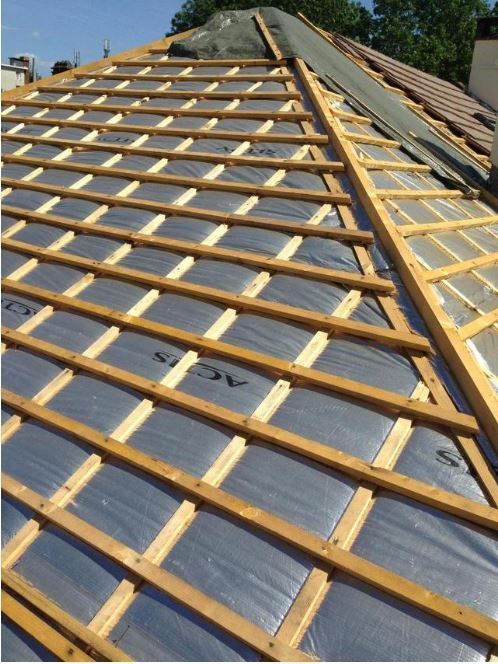 Une charpente avec un film protecteur sous la charpente