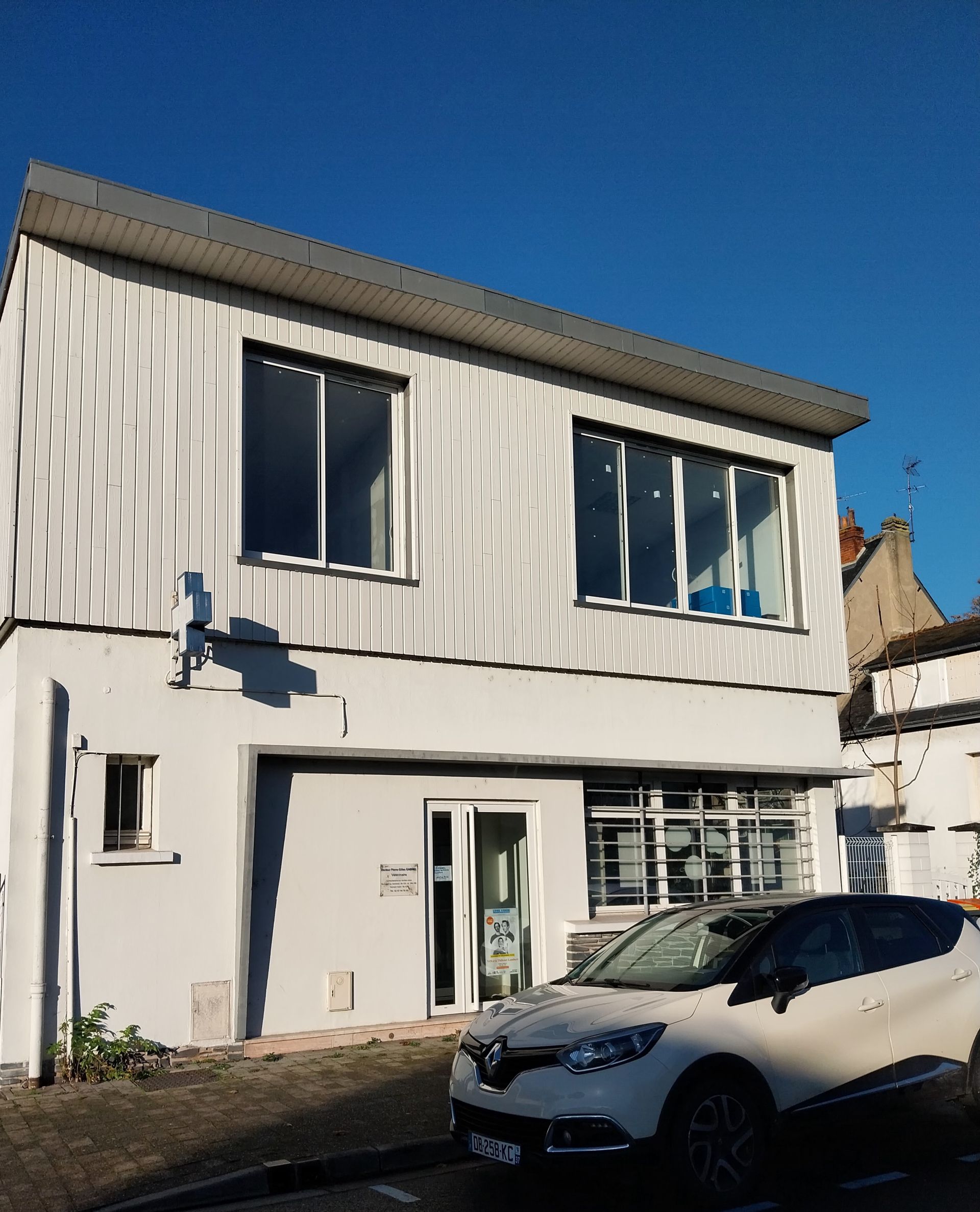 Un bâtiment avec un signe pharmacie vu du bas