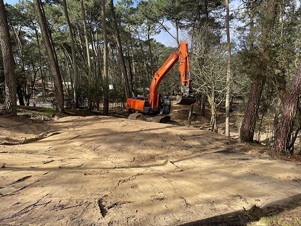 Terrassement de terrain de camping avec une tractopelle
