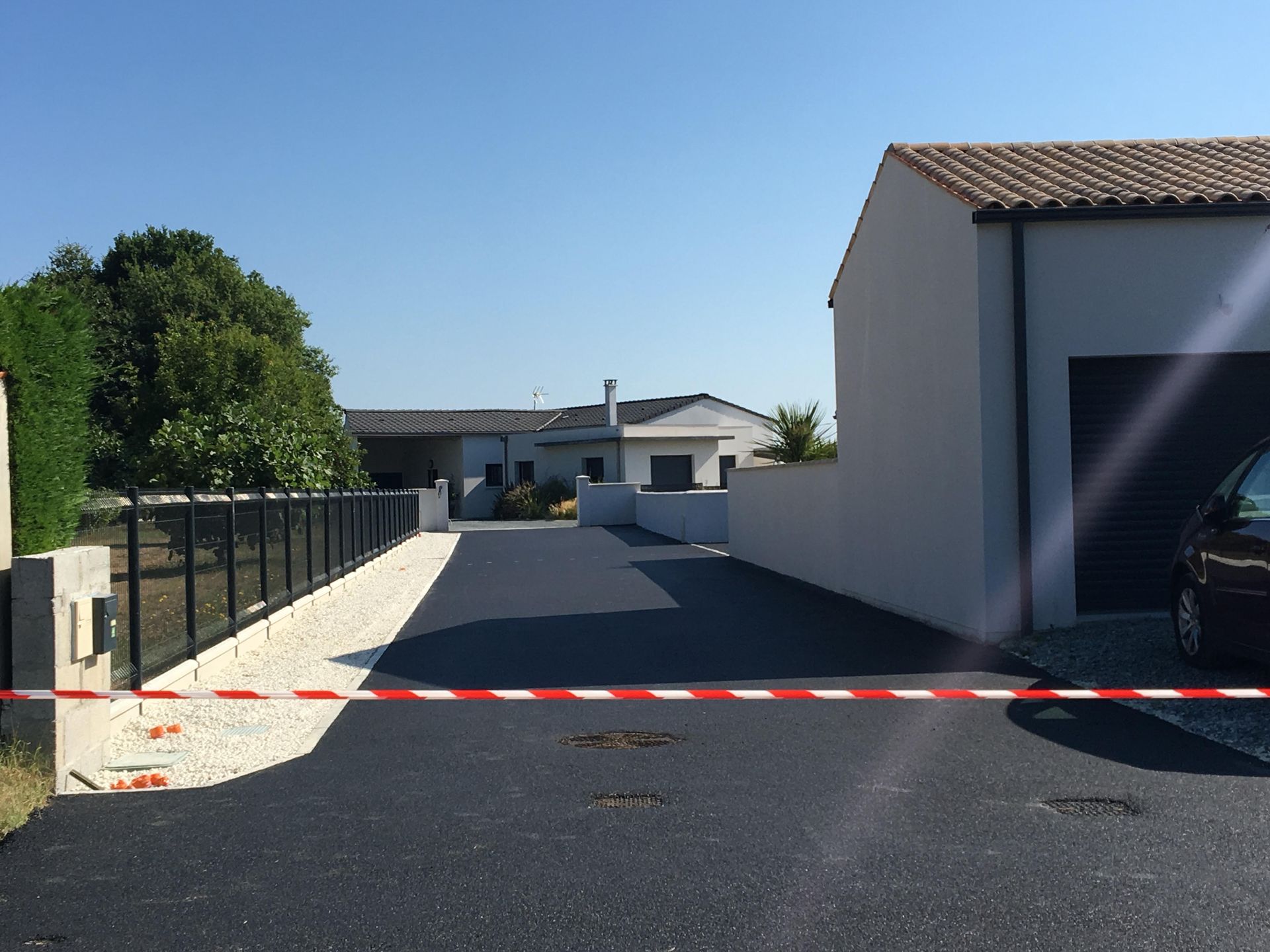 Goudron neuf dans une rue