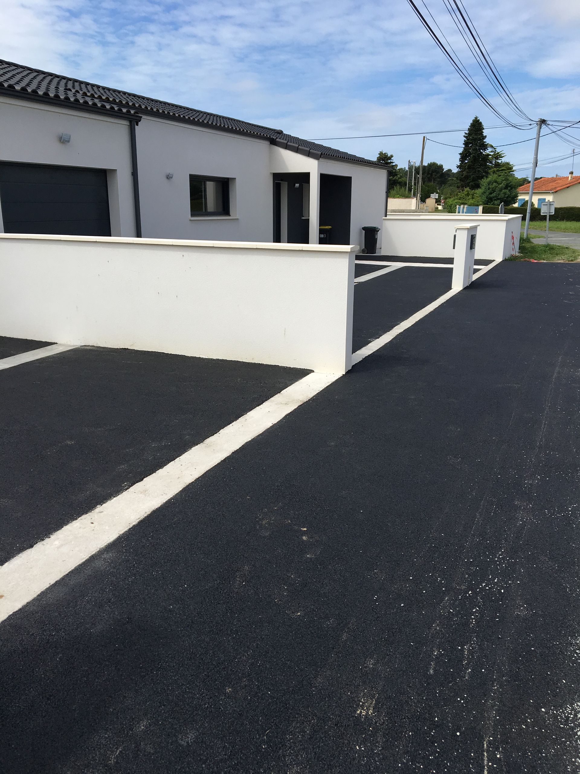 Goudron neuf dans une rue