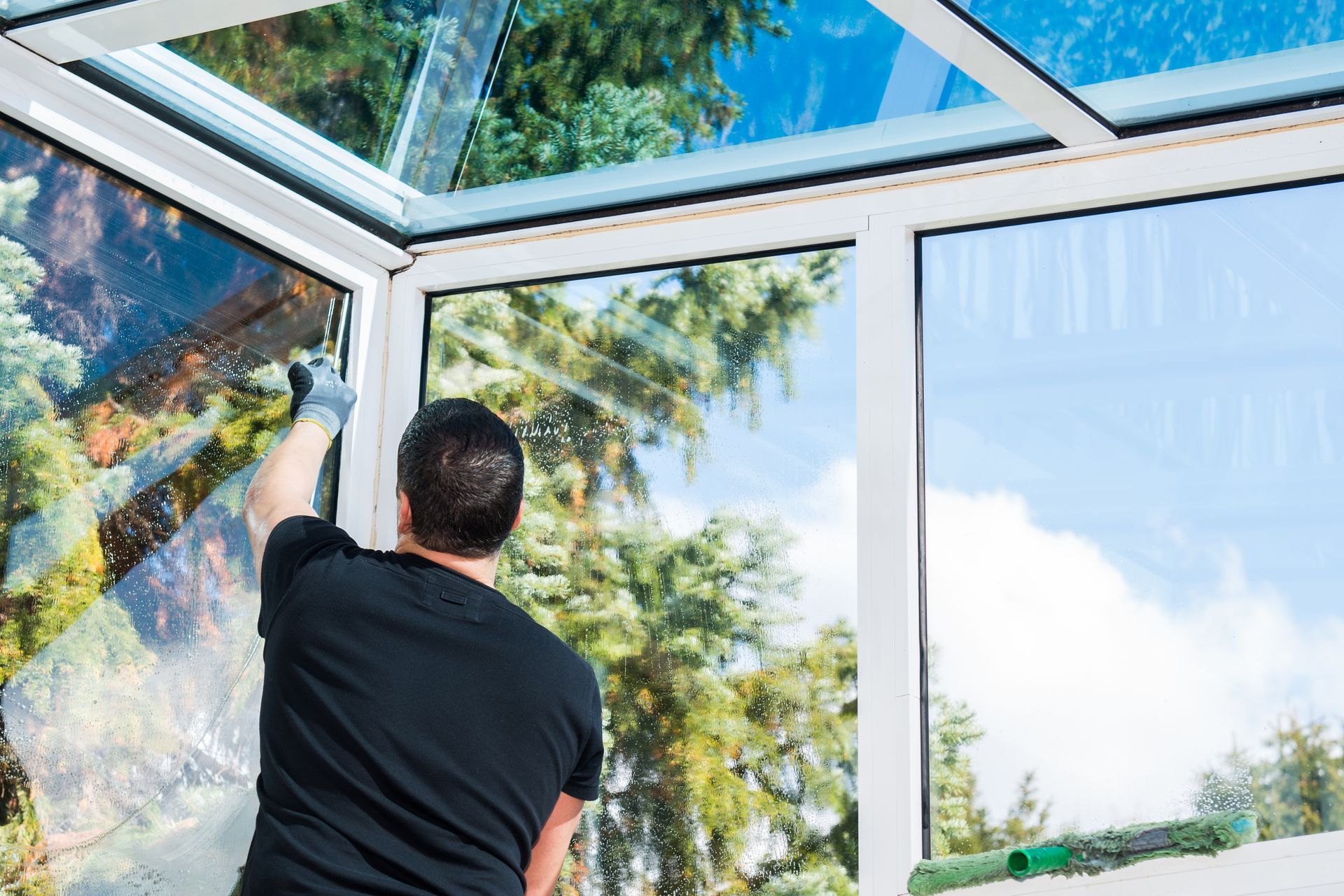 Professionnel nettoyant une véranda