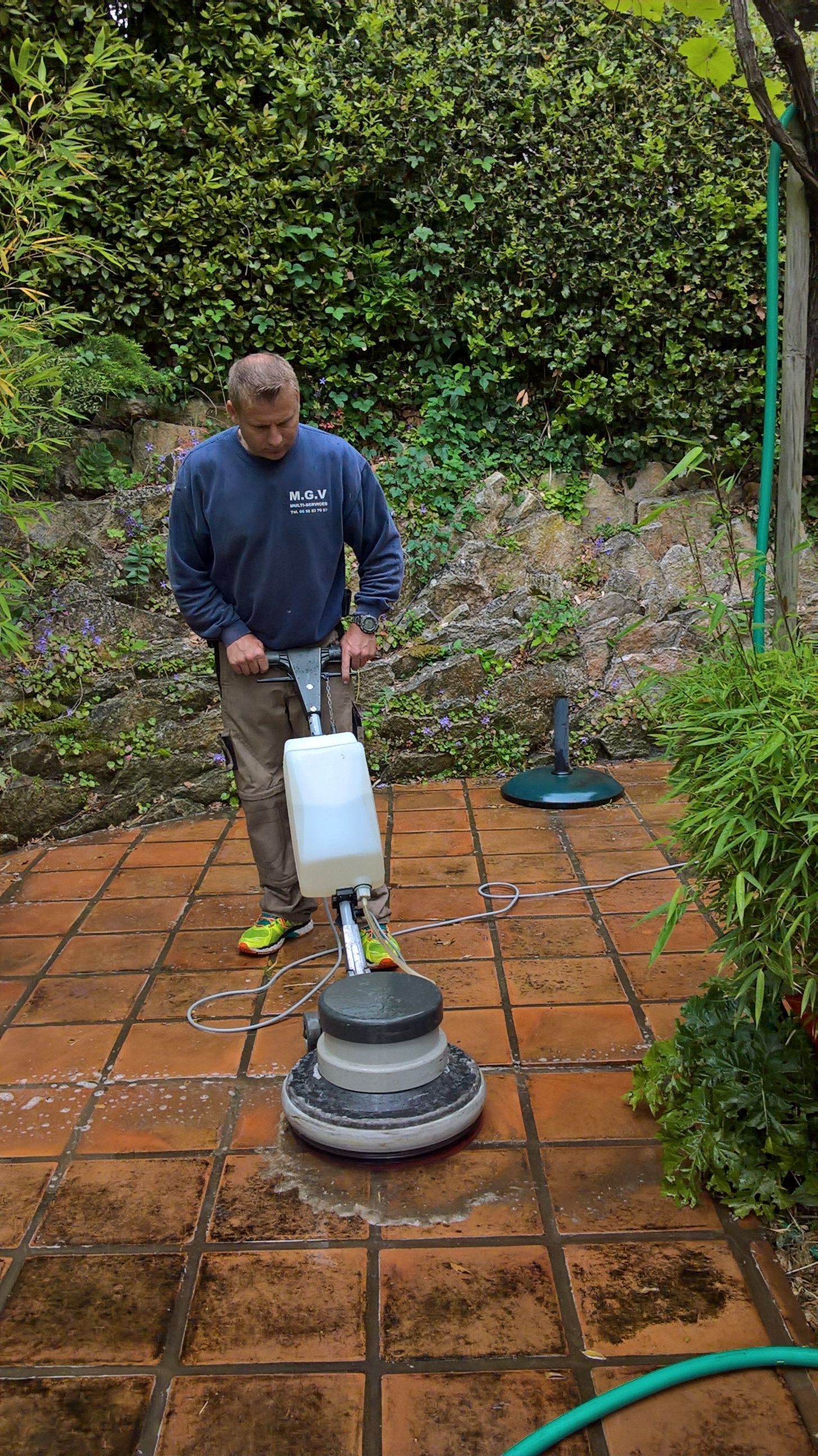 Décapage de sol avec la brosse rotative