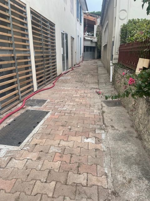 Allée de jardin après désherbage