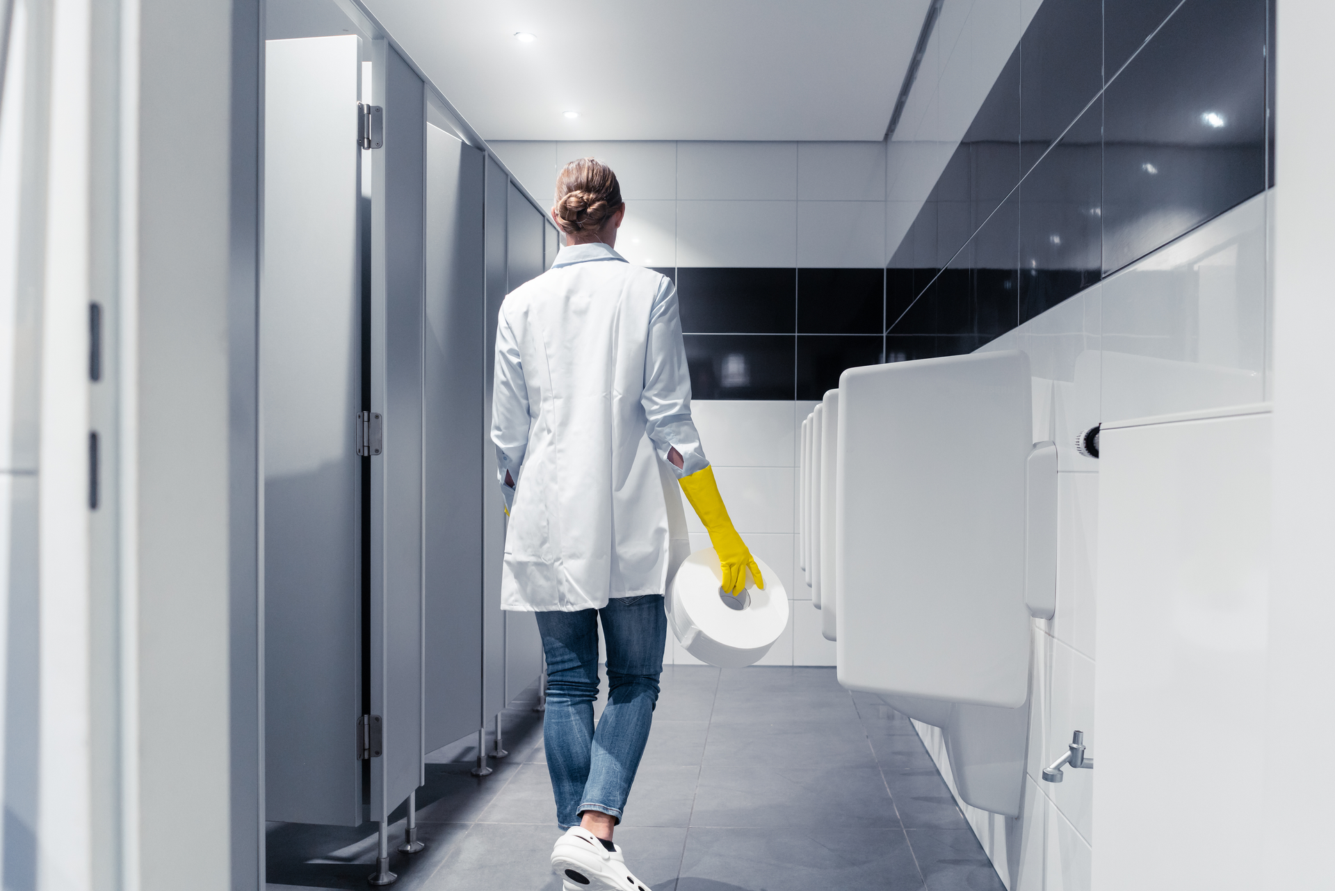 Agent d'entretien chargé de la propreté d'espace commun