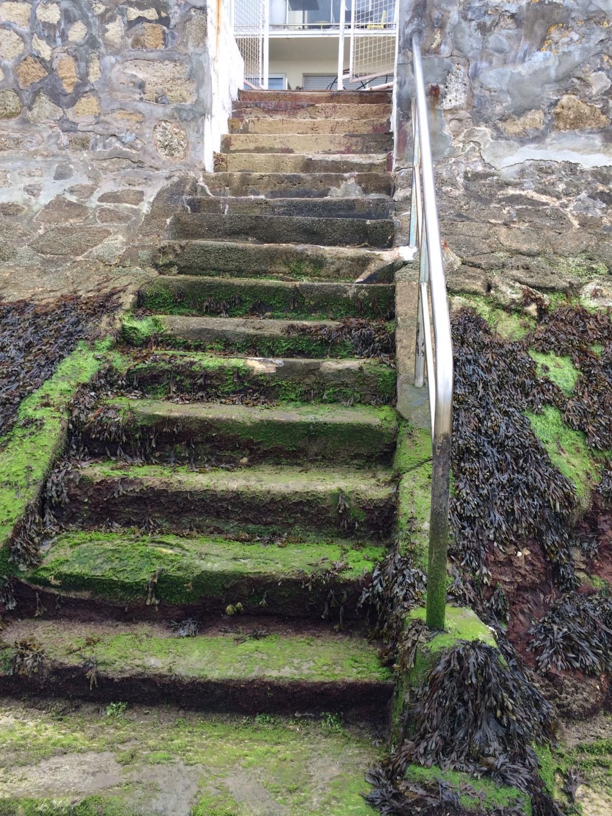 Escalier avant nettoyage haute pression