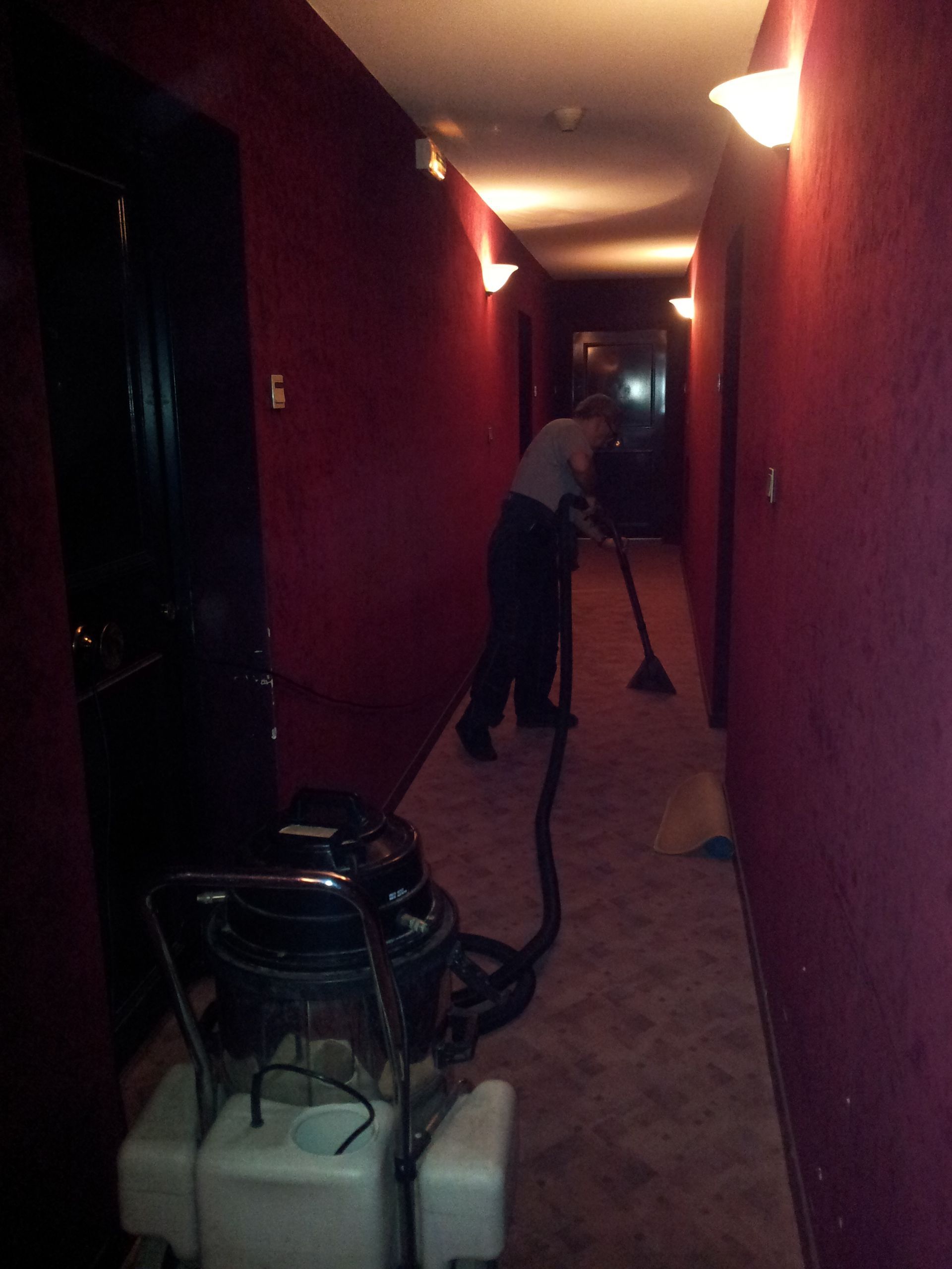 Passage de la shampouineuse dans un couloir