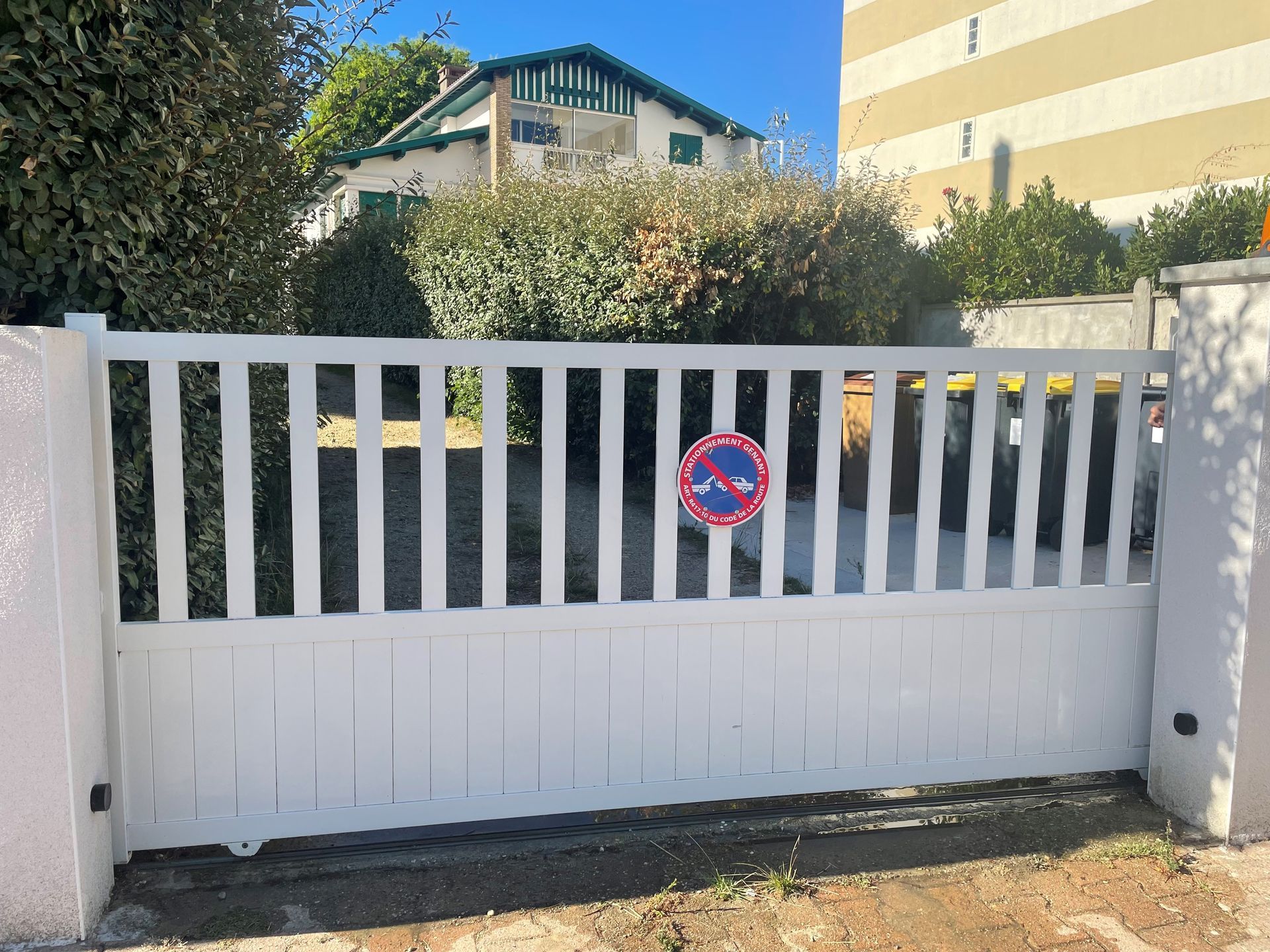 Portaile blanc entièrement nettoyé