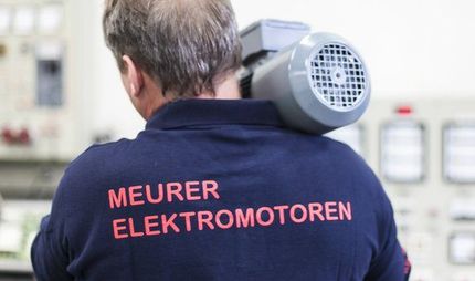 Ein Mann trägt ein T-Shirt mit der Aufschrift „Meurer Elektromotoren“