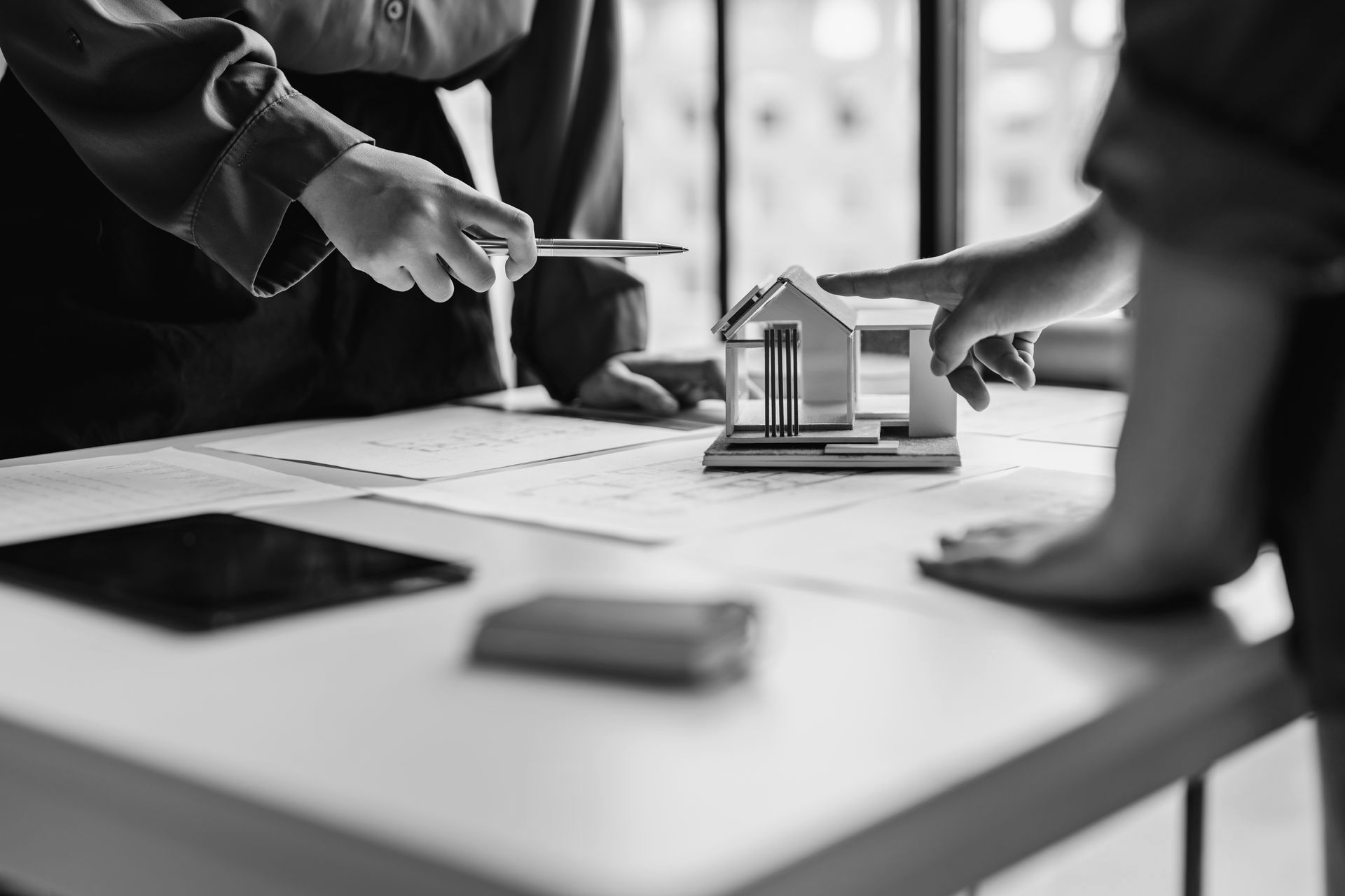 Baustelle mit einem gelben Kran, der Materialien hebt. Gebäude im Bau vor einem strahlend blauen Himmel mit einer Wolke.