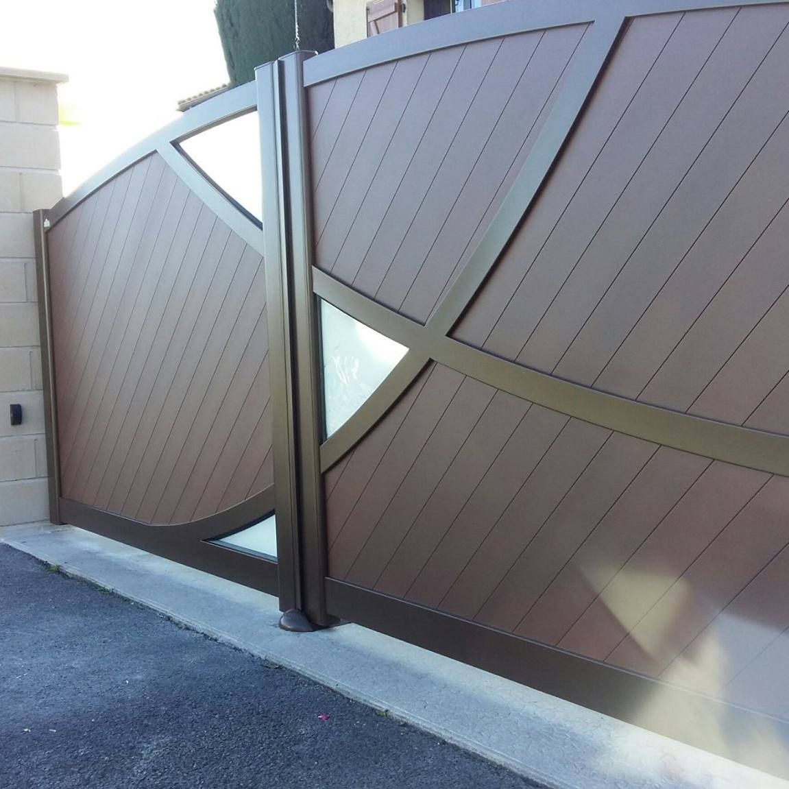 Portail en bois avec des mosaïques en verre