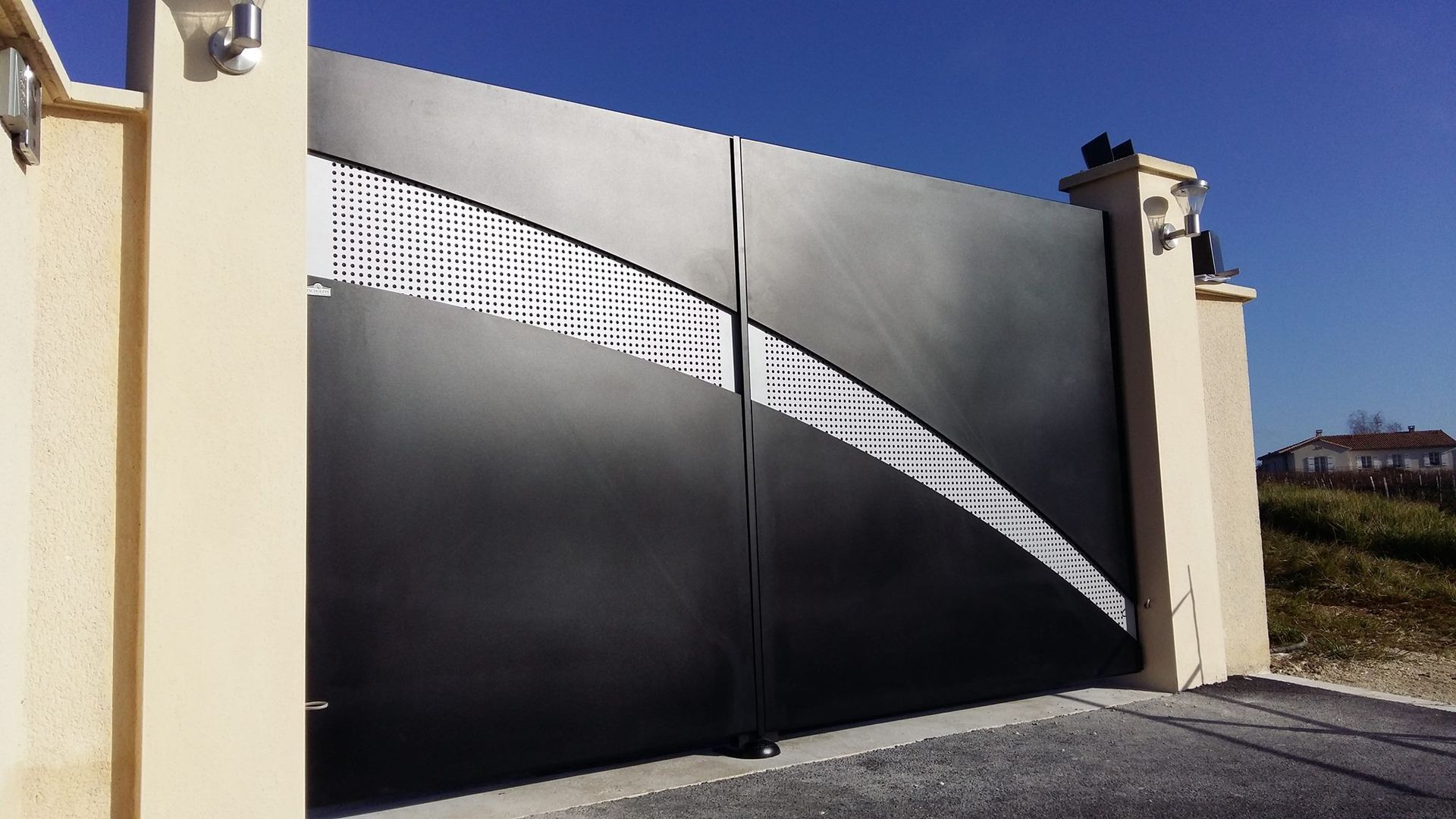 Portail noir avec une forme de vague