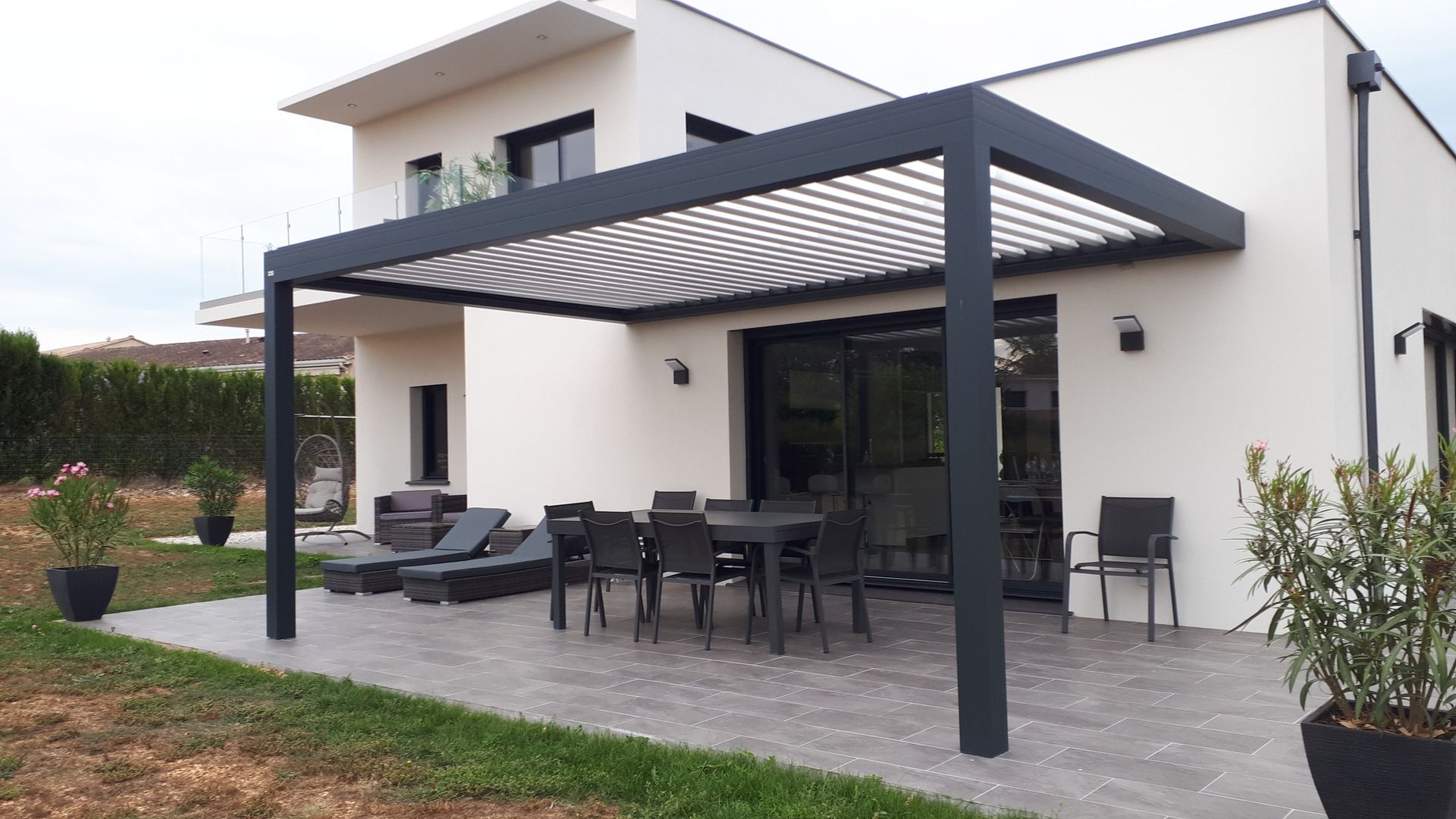 Villa avec pergola bioclimatique à lames blanches
