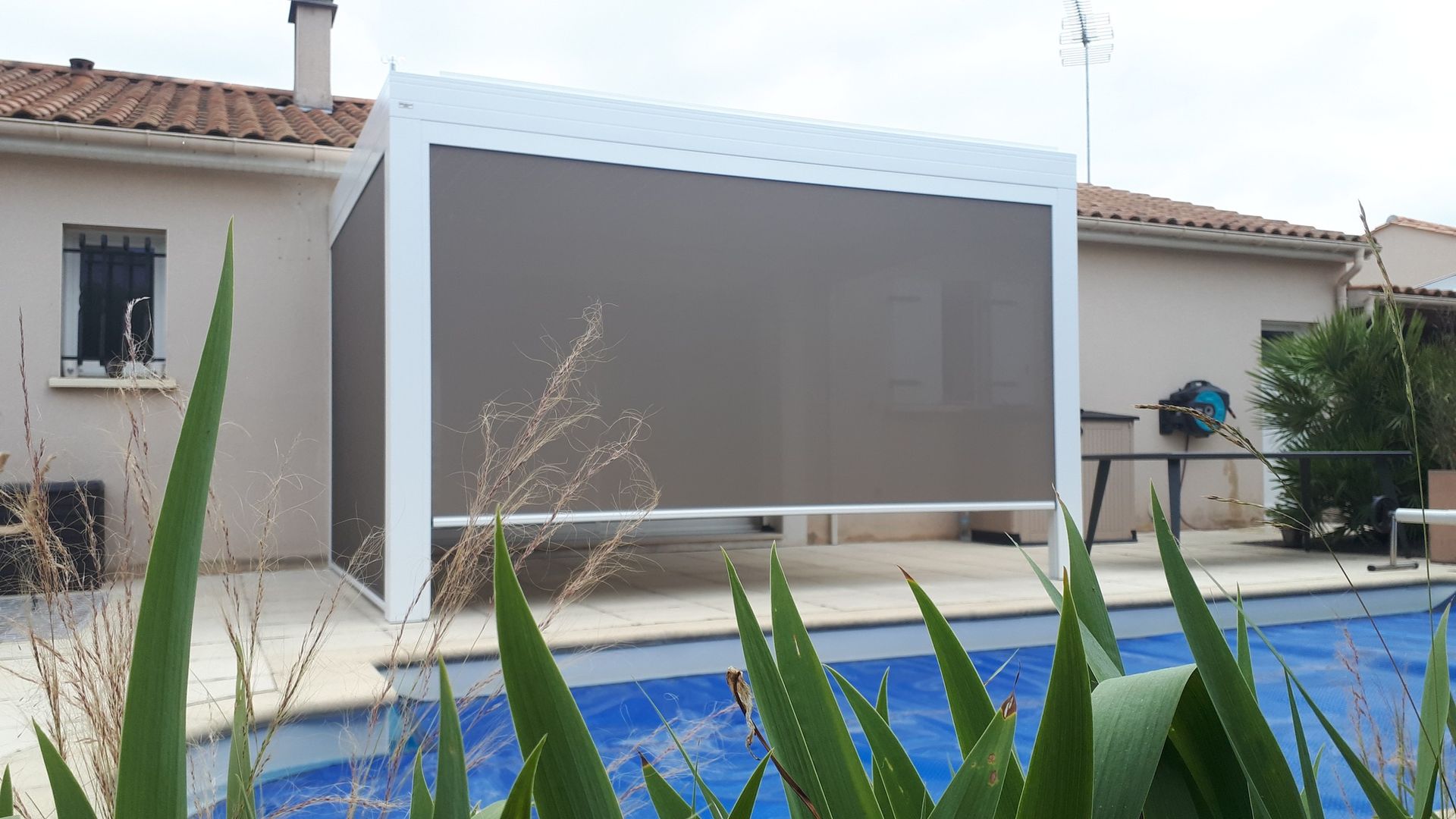 Pergola avec une moustiquaire