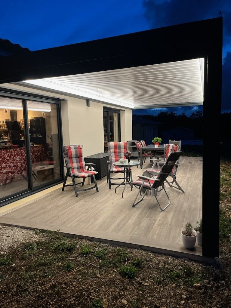 Pergolas à toit fixe avec des lames en PVC