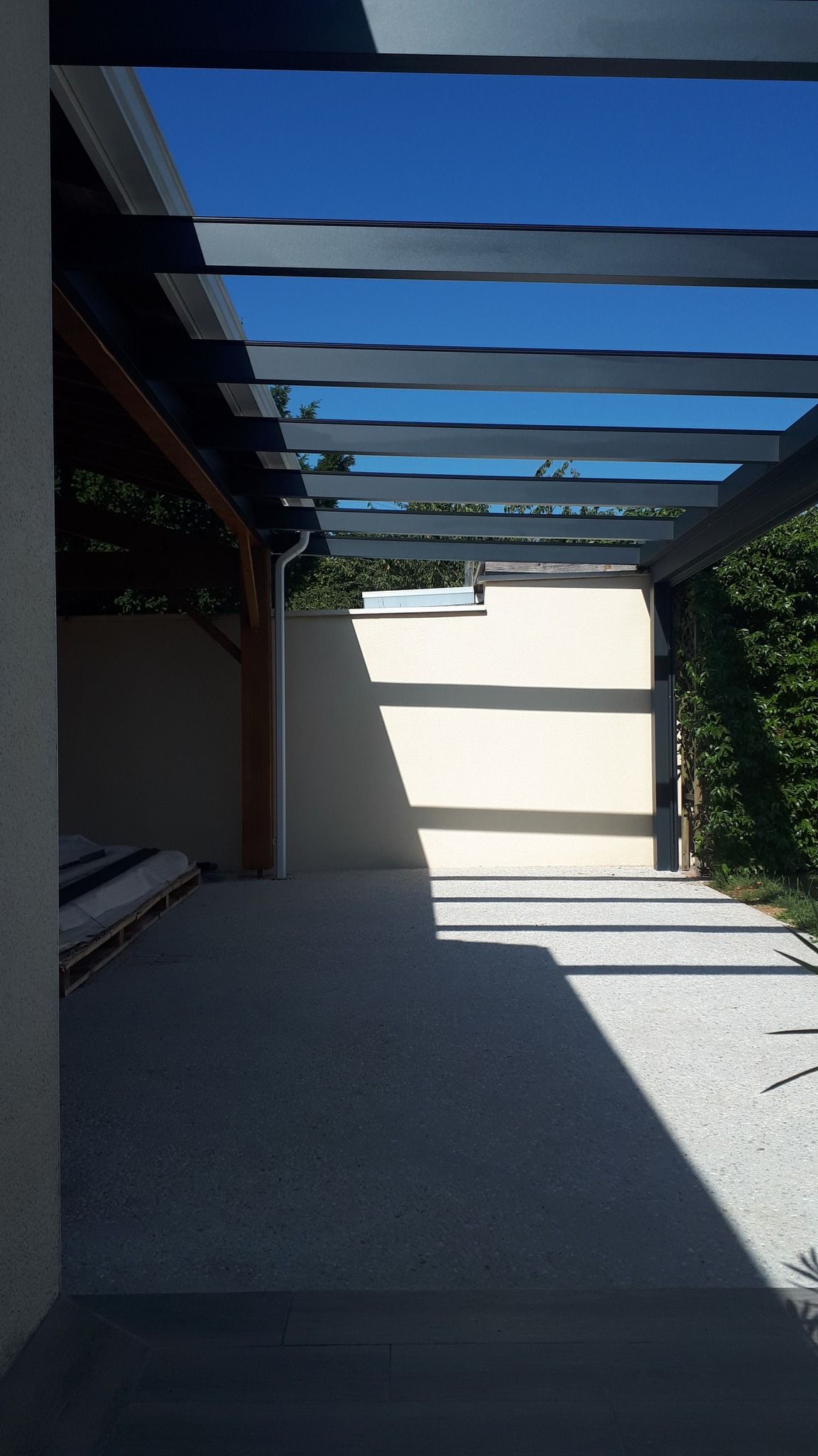 Montage de la structure d'une pergola