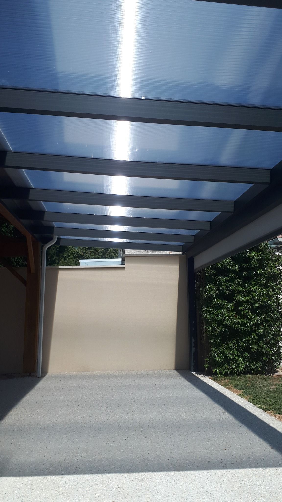 Pergola avec un toit en plexiglas 