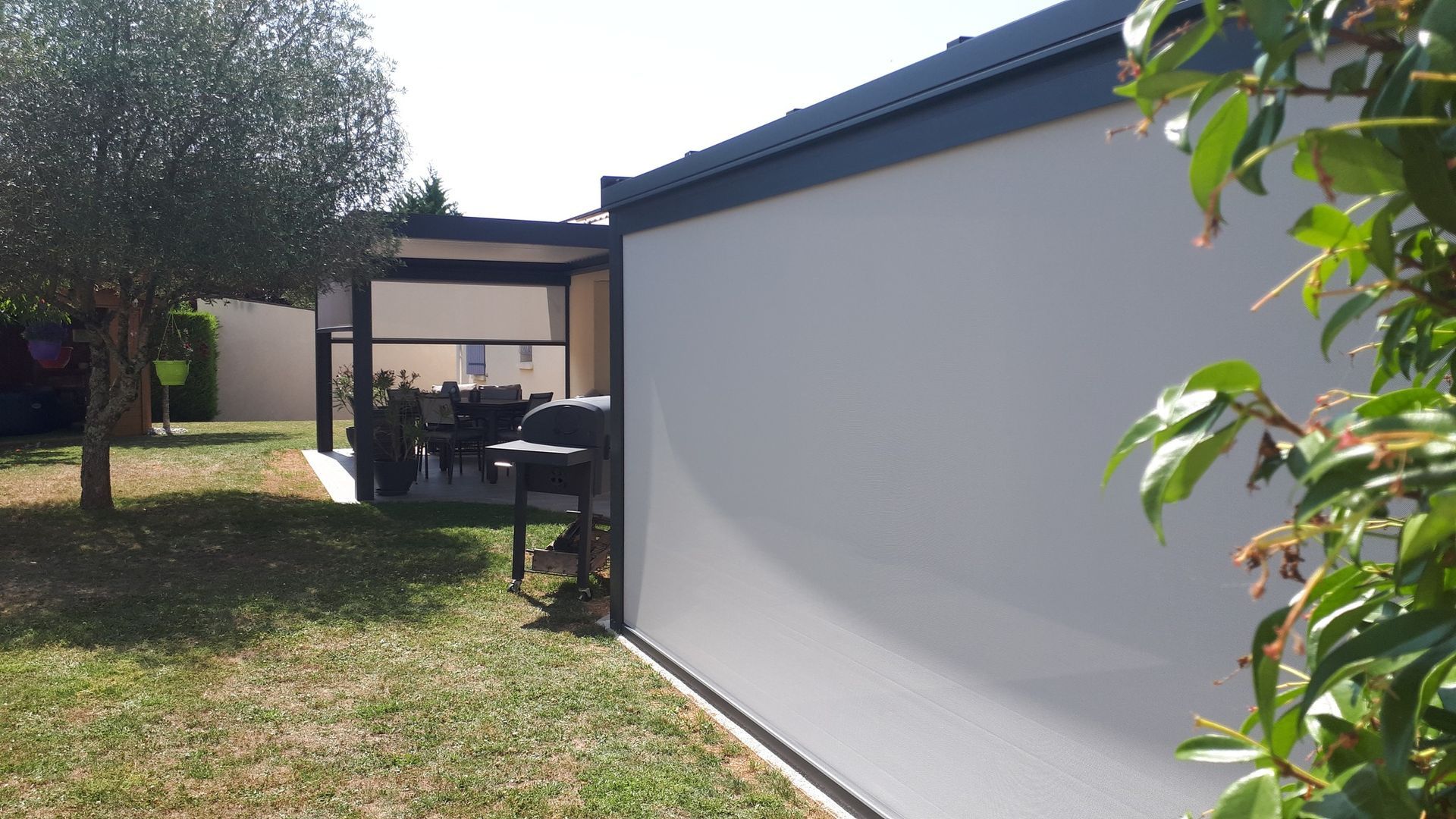 Pergola avec la moustiquaire entièrement fermée