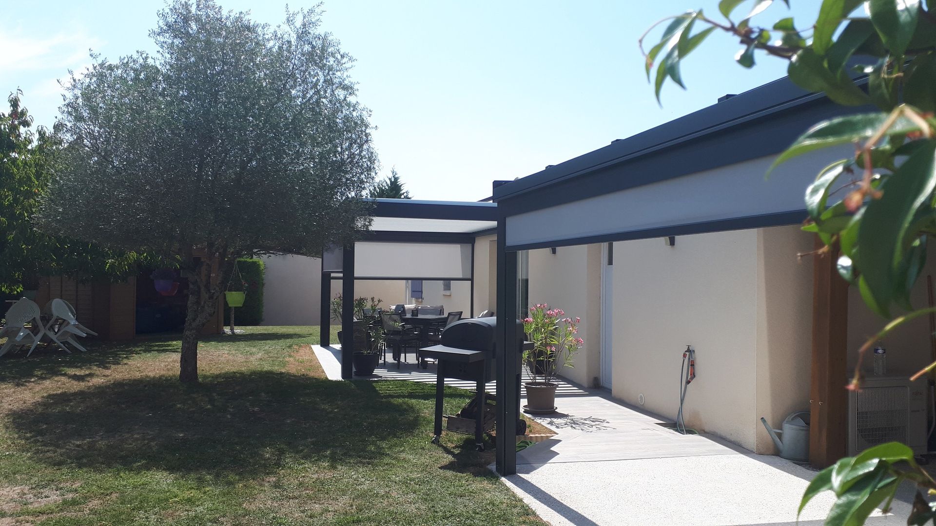 Deux pergolas sur une terrasse