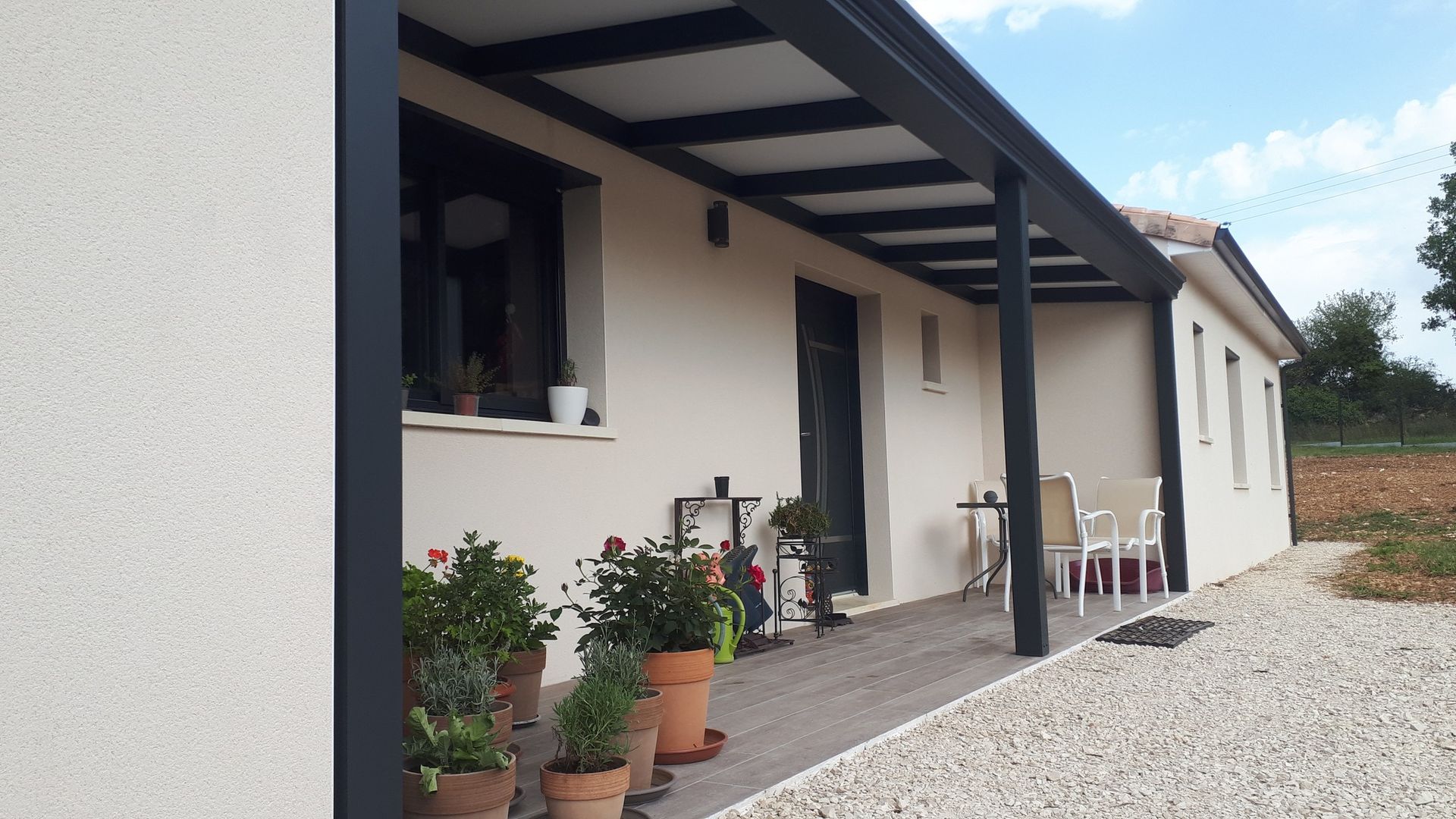 Pergola adossée à la façade d'une maison