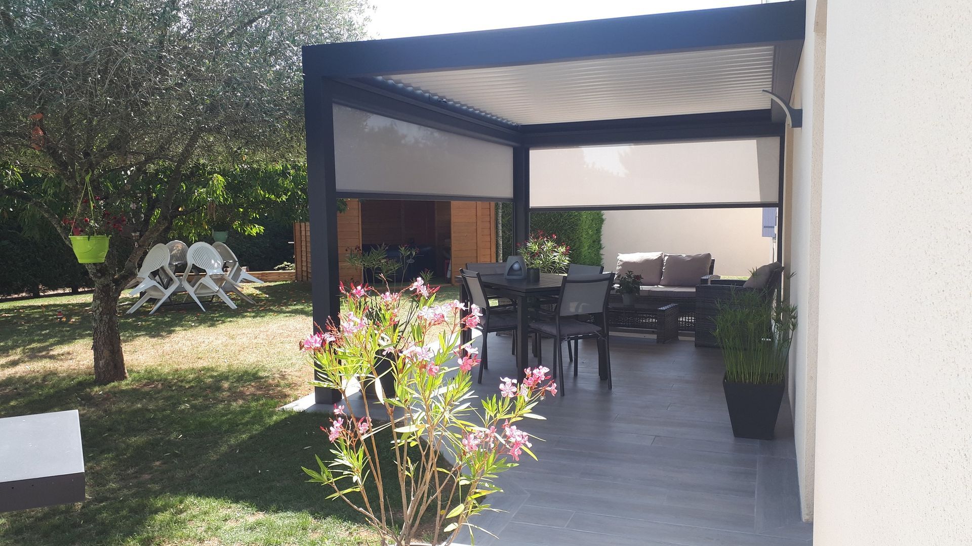 Pergola avec les moustiquaires à demi fermées