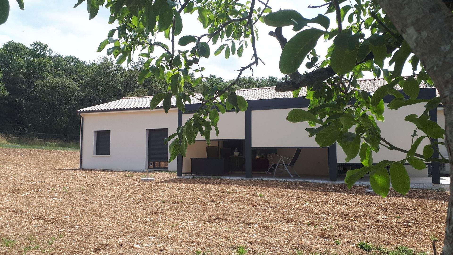 Pergola avec des moustiquaires blanches