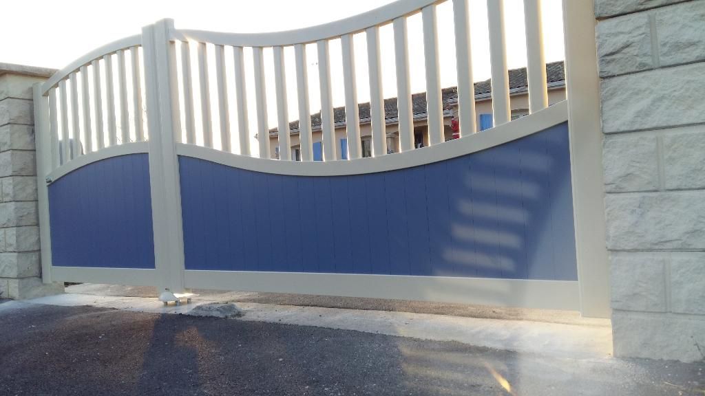 Portail blanc et bleu