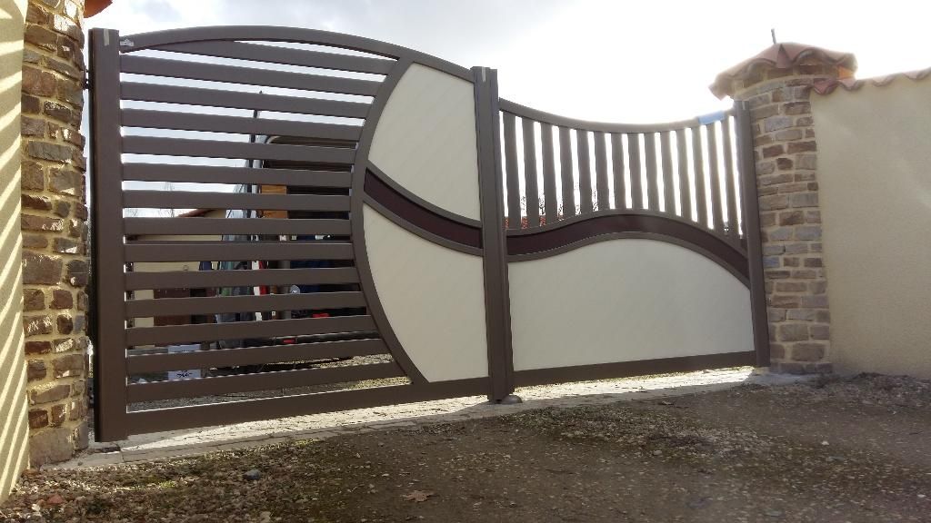 Portail en bois avec des formes blanches