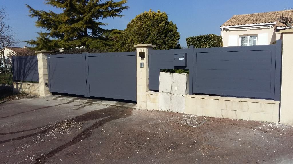 Vue large sur un portail depuis la rue