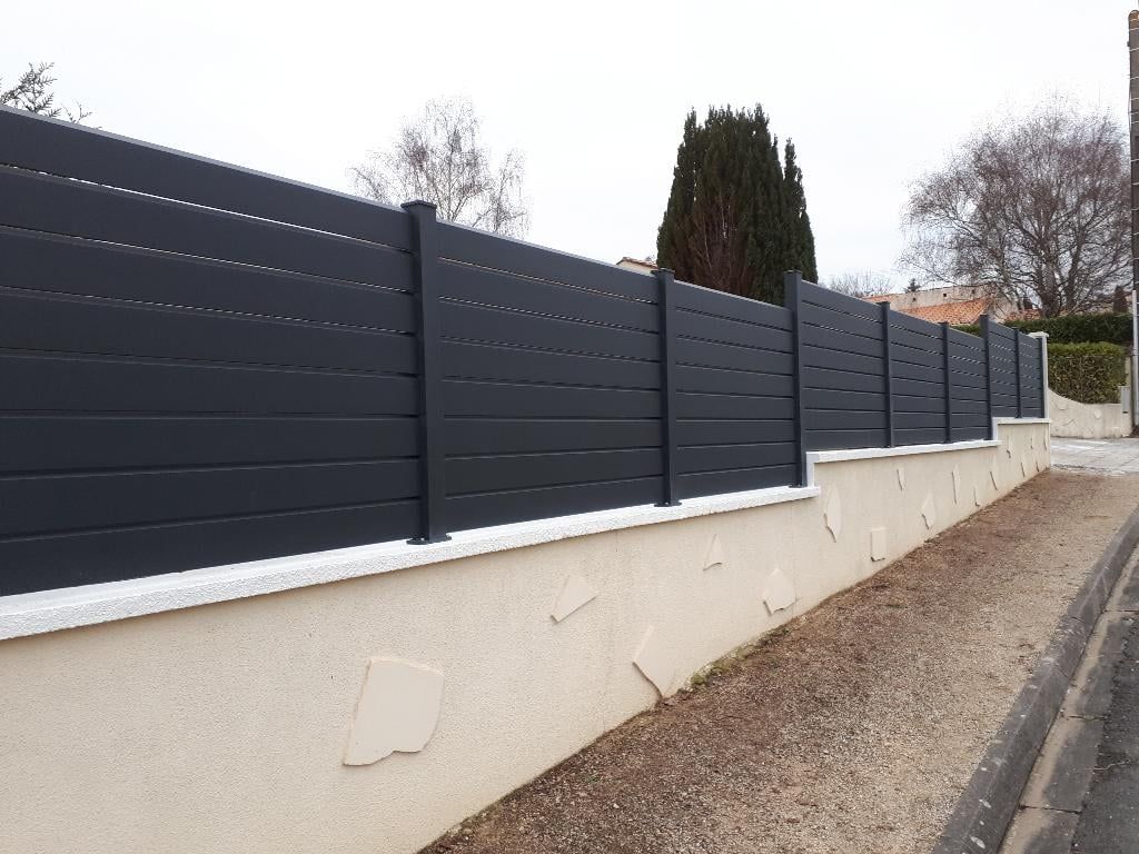 Clôture anthracite avec des lames horizontales