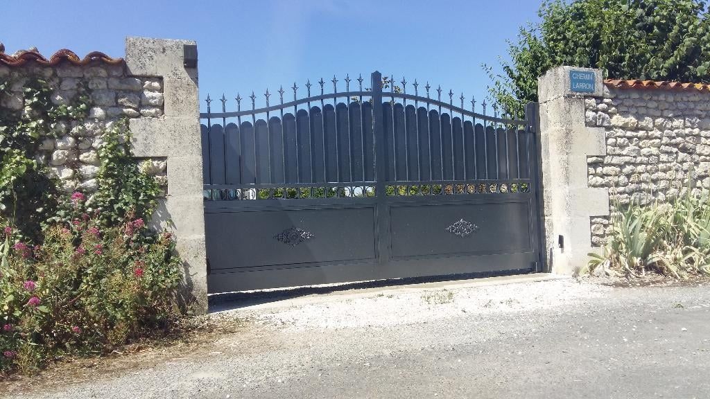 Beau portail traditionnel en métal