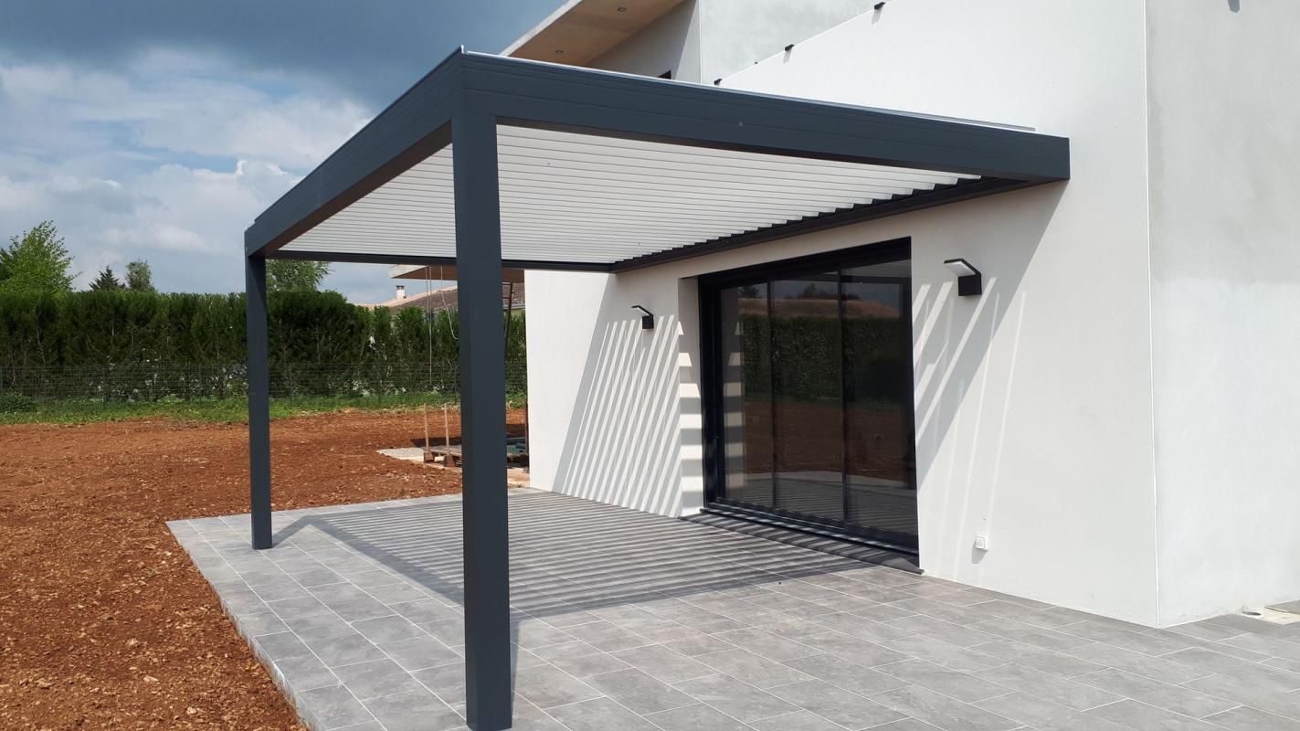 Pergola bioclimatique avec des lamelles blanches