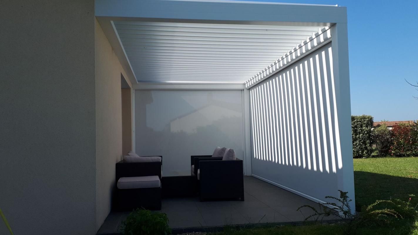 Pergola blanche avec deux canapés de jardin