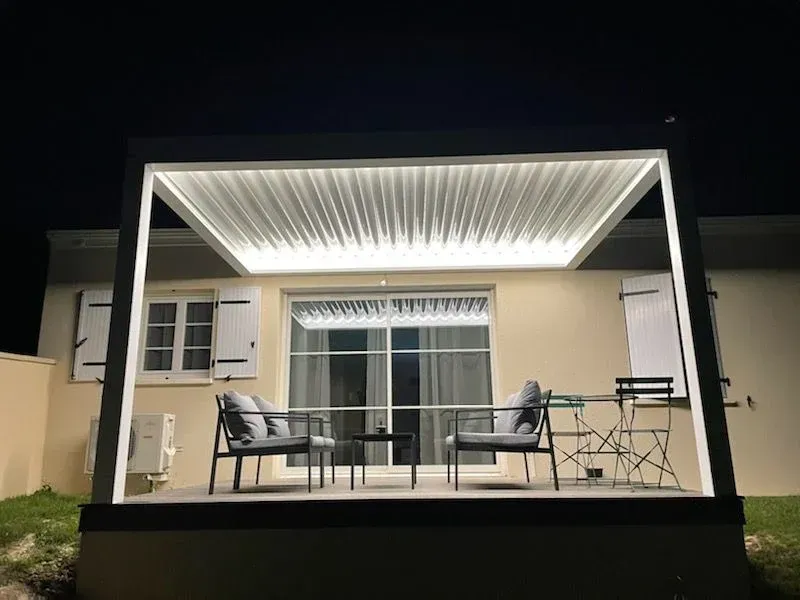 Pergola de nuit avec un éclairage