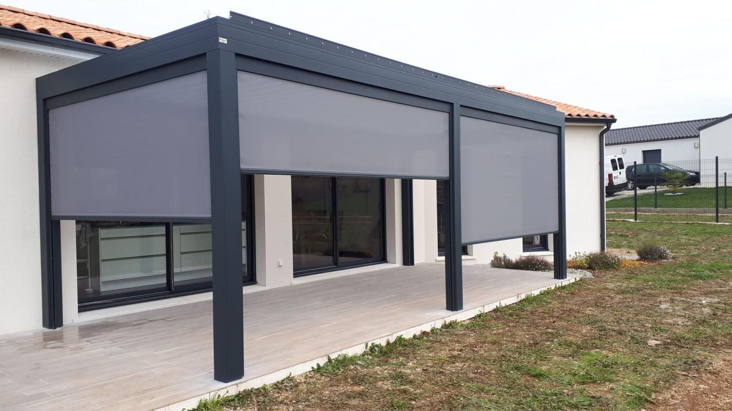 Pergola noire avec des moustiquaires