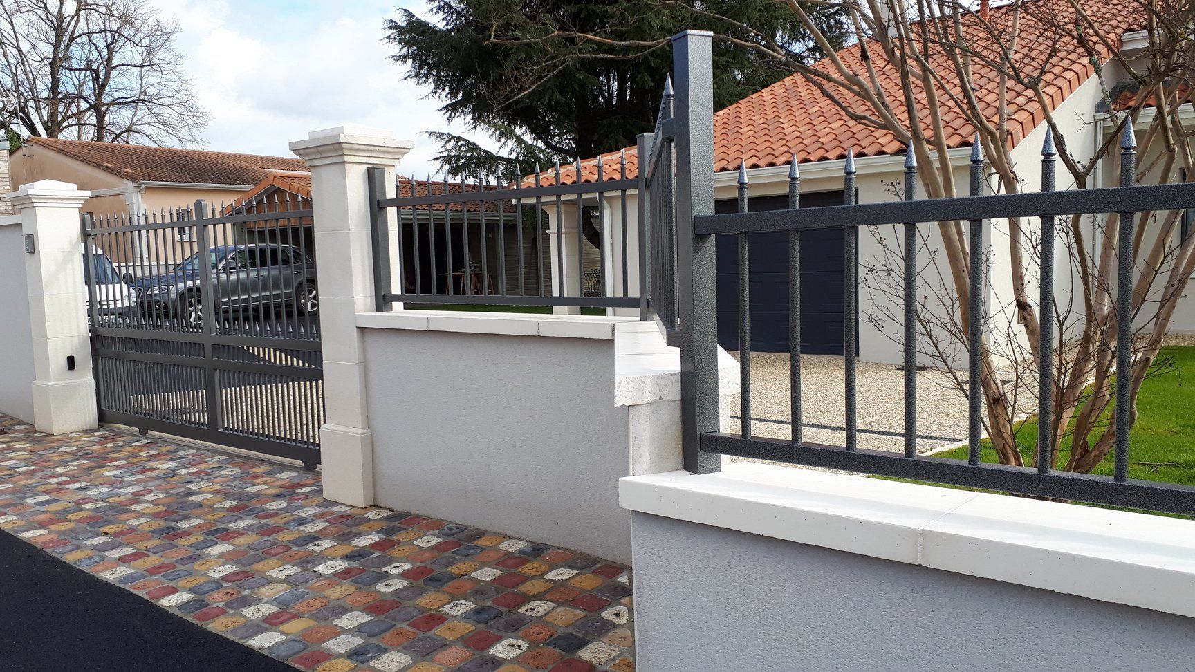 Clôture métallique en forme de pic comprenant un portail