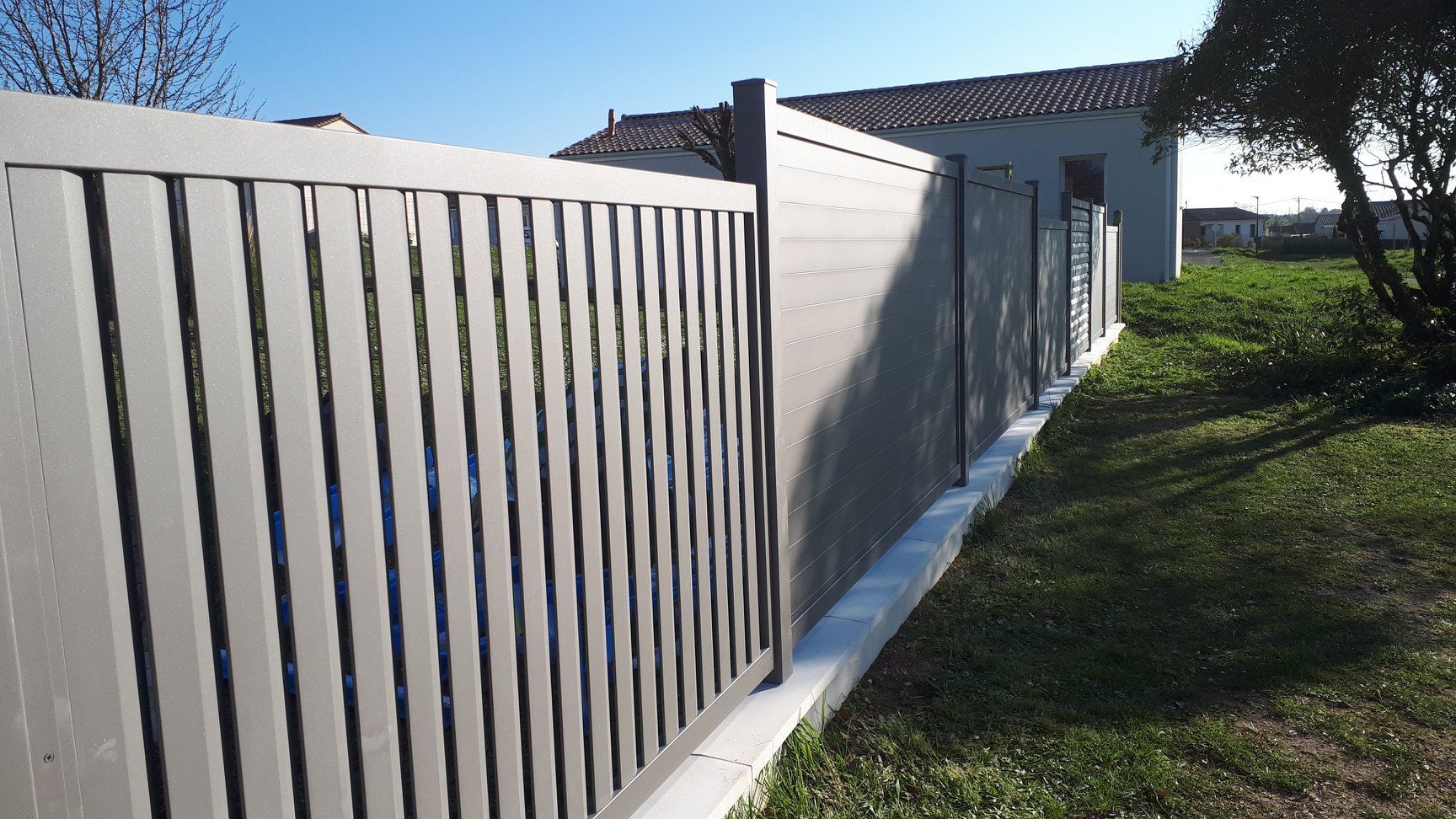 Clôture qui mixe des panneaux pleins et ajourés